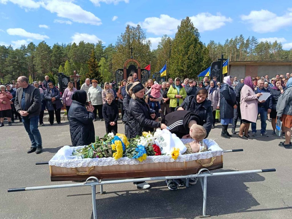 Фото до матеріалу: У Маневичах провели в останню путь захисника Андрія Сидорука