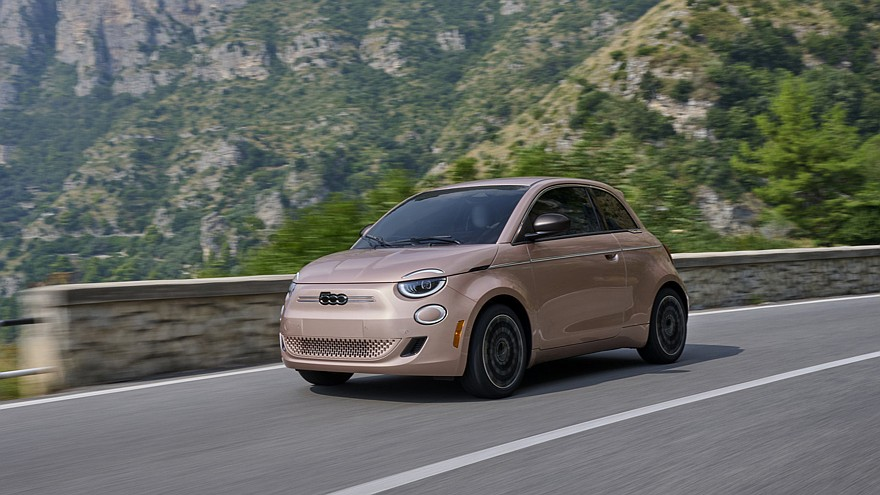 Фото до матеріалу: Оновлений Fiat 500e: нові кольори, зарядка від Tesla та ціна від $35 700