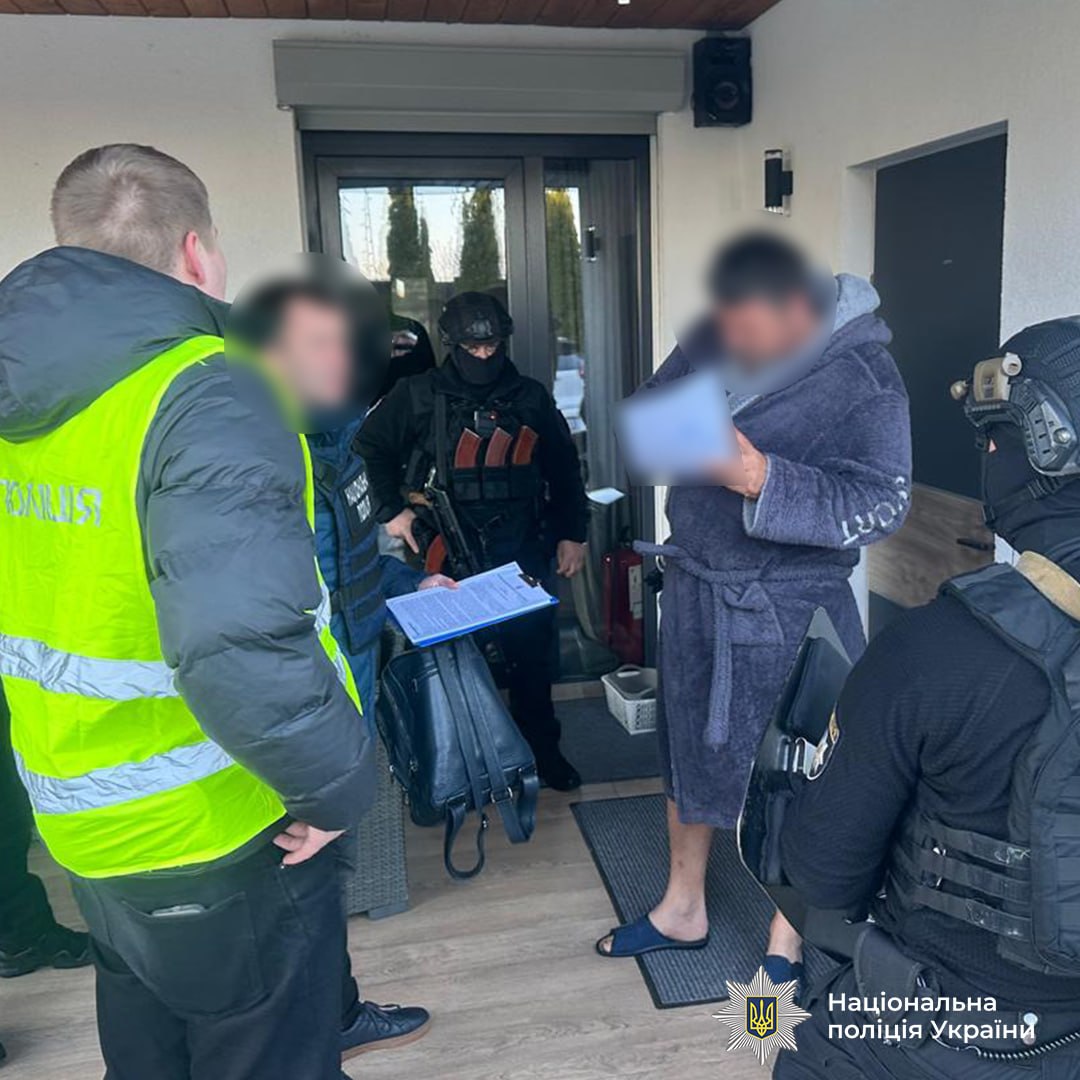 Фото до матеріалу: Поліція викрила схему постачання зброї політикам Росії: вдалося вилучити арсенал