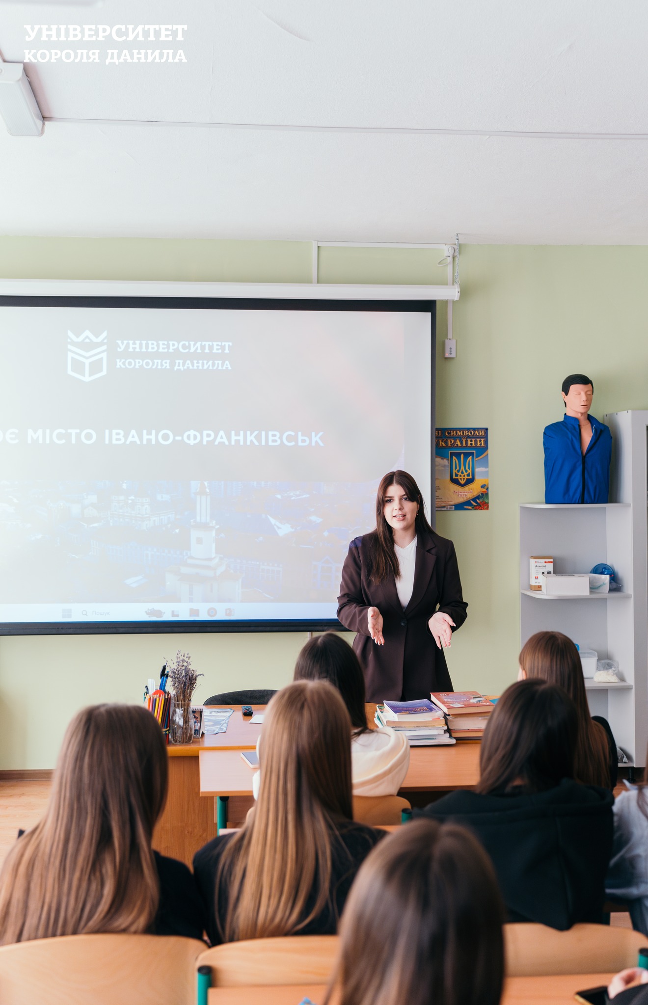 Фото до матеріалу: Історія та майбутнє Івано-Франківська: студенти УКД зацікавили ліцеїстів профорієнтацією