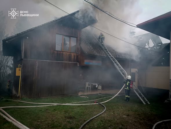 Фото до матеріалу: У Славську рятувальники понад три години гасили масштабну пожежу в магазині