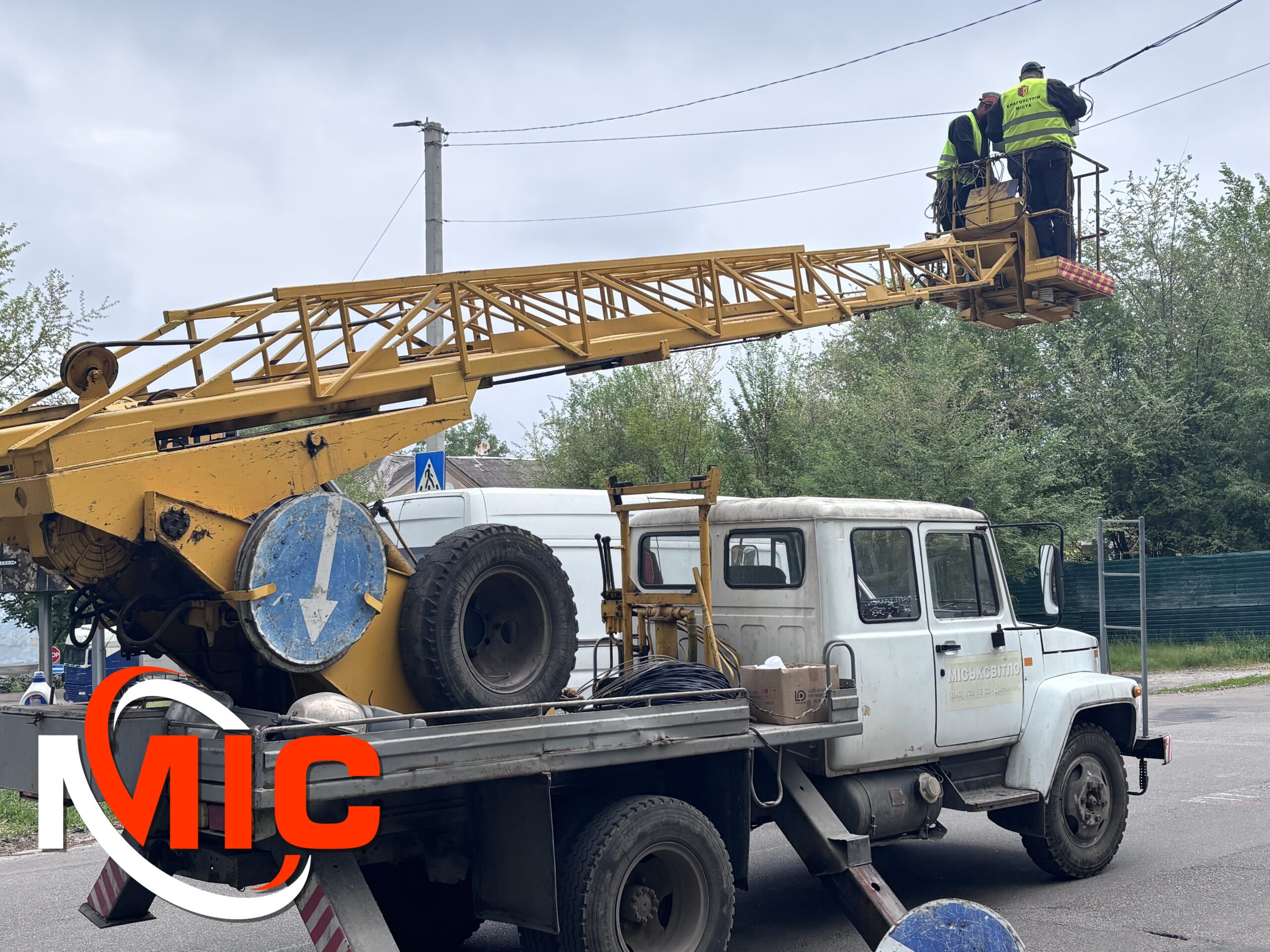 Фото до матеріалу: Весняний благоустрій у Кам'янському: ремонт світлофорів та озеленення центру