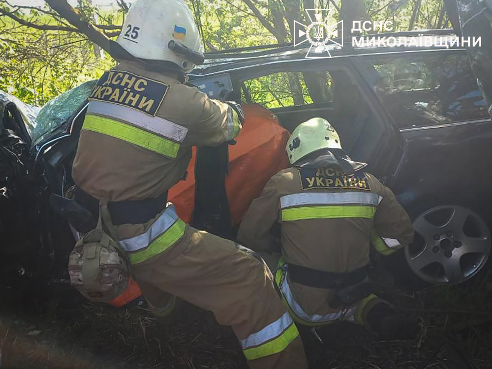 Фото до матеріалу: Водія з понівеченого авто вивели рятувальники біля Південноукраїнська