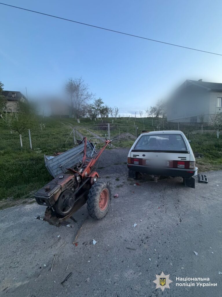 Фото до матеріалу: У Калуському районі ВАЗ зіткнувся з мотоблоком: 71-річного чоловіка госпіталізували (фото) – Versii.if.ua