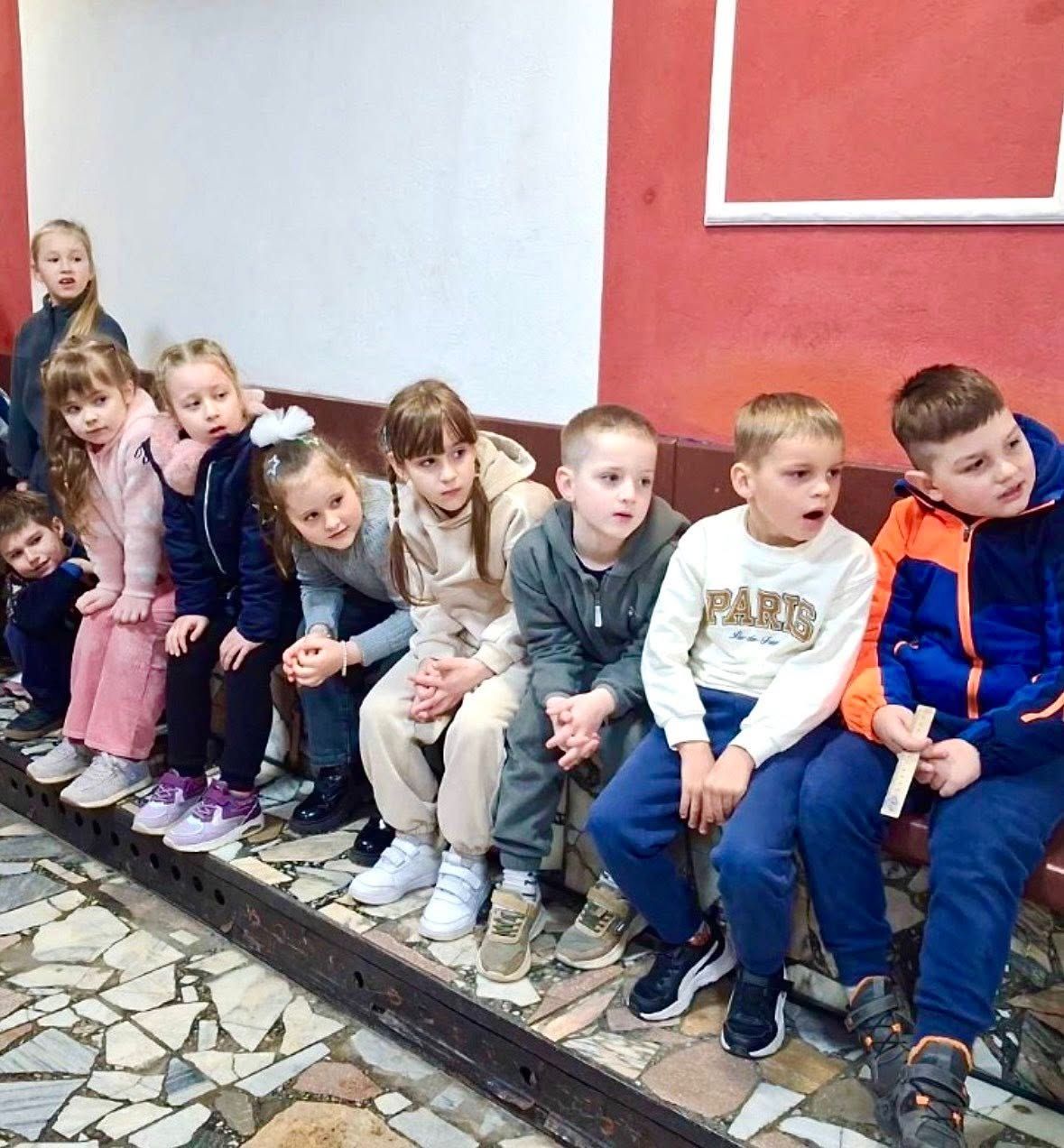 Фото до матеріалу: Решетилівські школярі захопилися виставою «Пригоди в квітковій країні»
