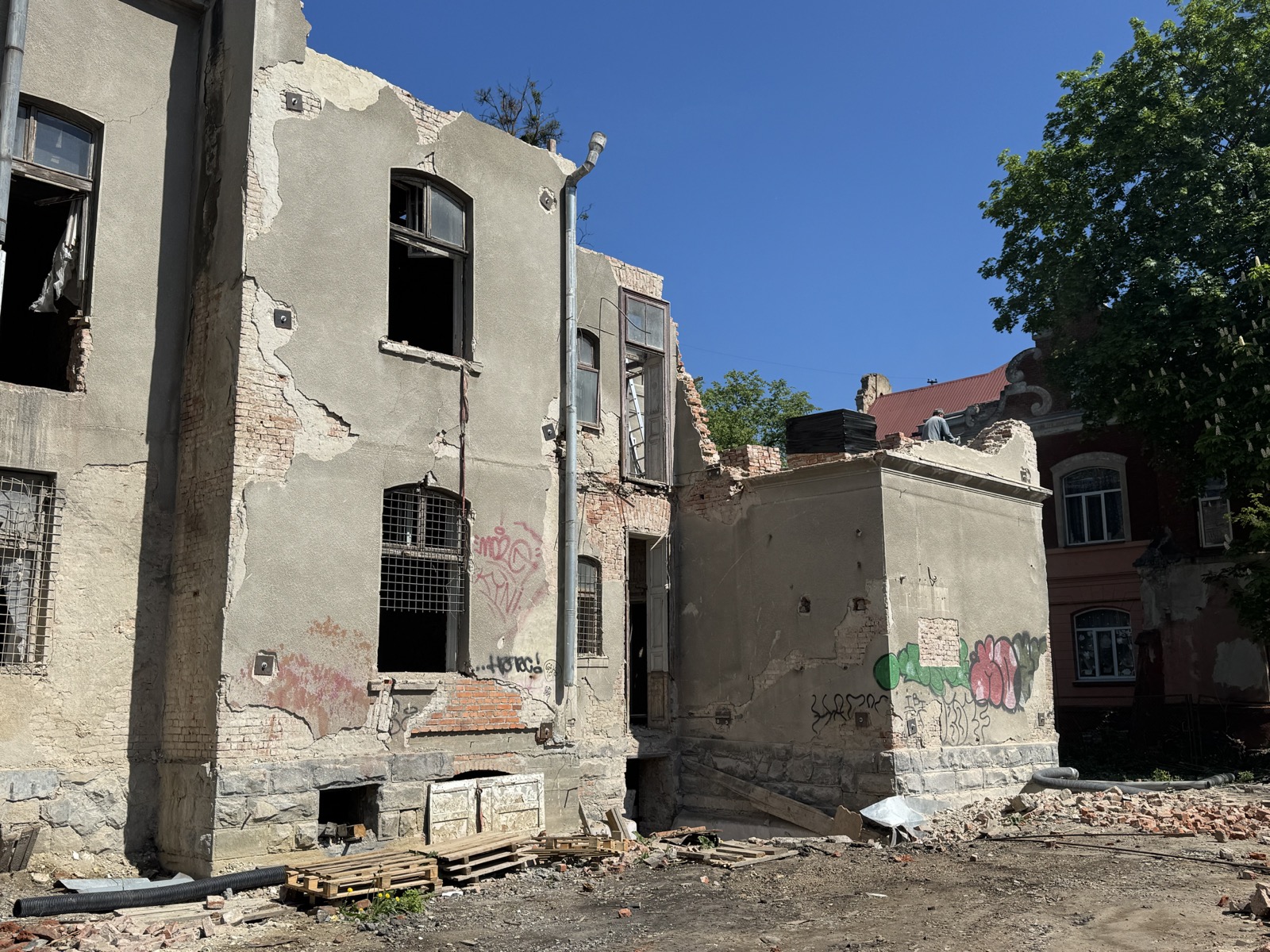 Фото до матеріалу: У Франківську продовжується відновлення історичної споруди на вулиці Тарнавського