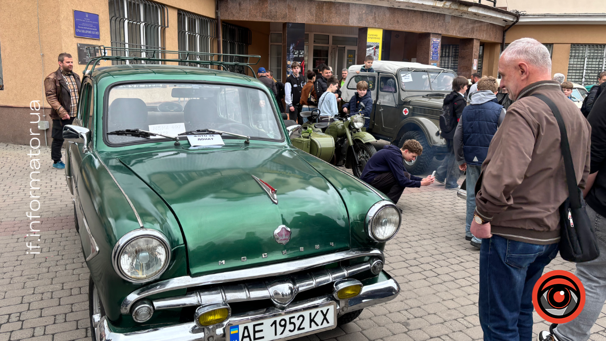 Фото до матеріалу: Ретроавтомобілі та мотоцикли зібрали кошти на ЗСУ та реабілітаційний центр у Франківську