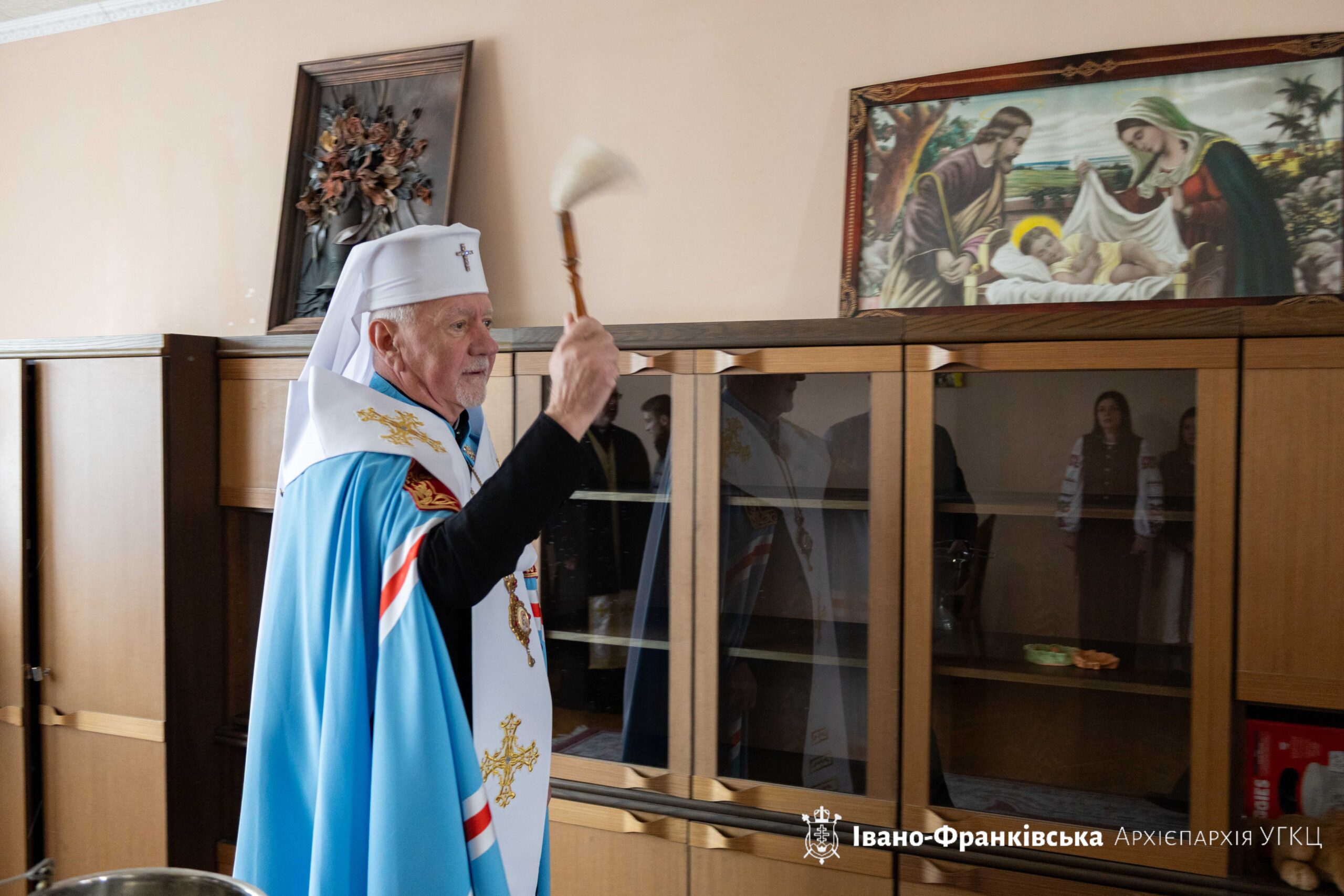 Фото до матеріалу: Владика Володимир Війтишин освятив дім для родини з семерома дітьми