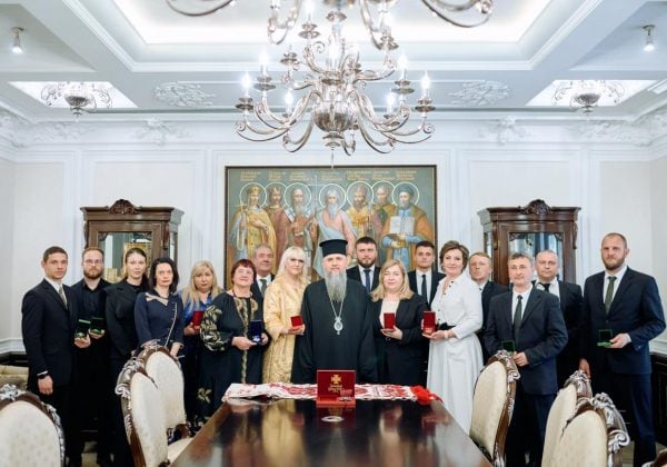 Фото до матеріалу: Митрополит Епіфаній нагородив колектив «Петро Великий» та Аллу Ландар орденами