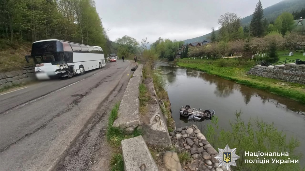 Фото до матеріалу: У Татарові легковик злетів у річку Прут після зіткнення з автобусом