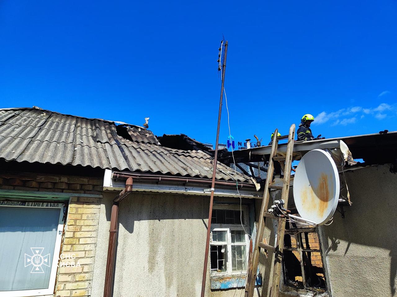 Фото до матеріалу: У Києві врятували жінку з палаючого будинку