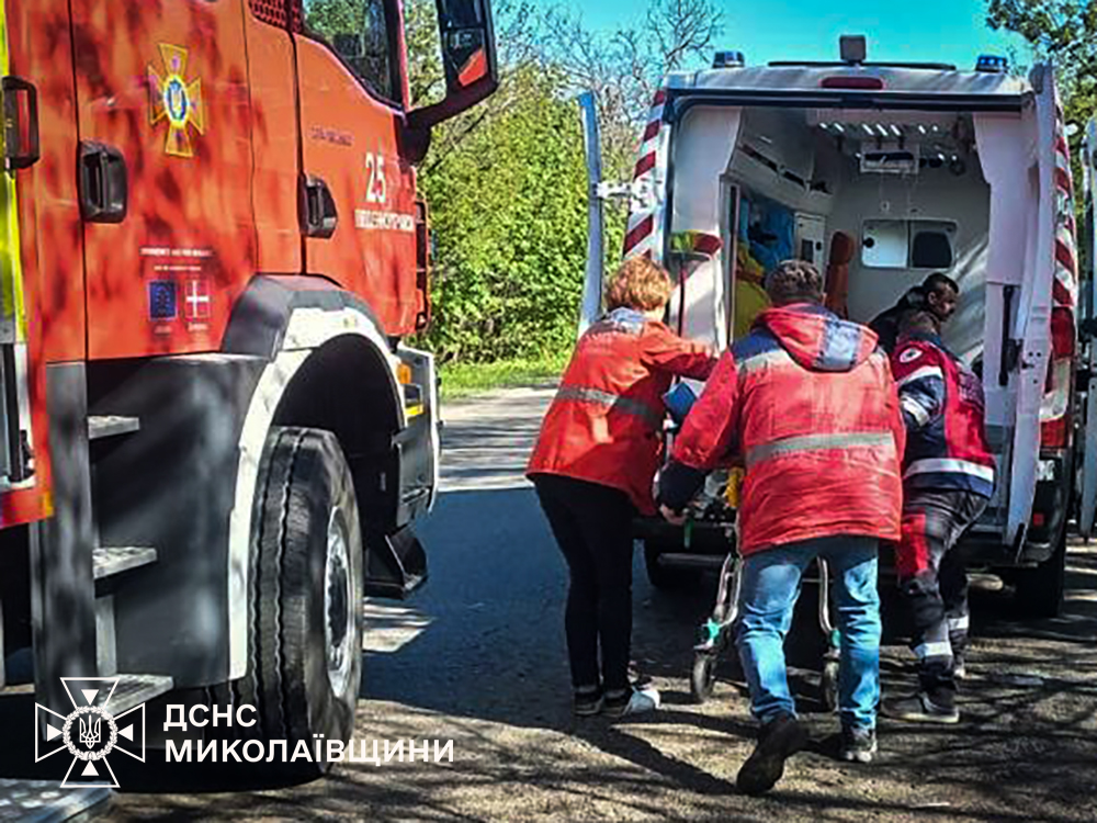 Фото до матеріалу: Водія з понівеченого авто вивели рятувальники біля Південноукраїнська