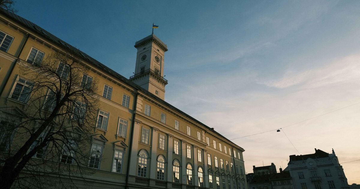 Фото до матеріалу: У центрі Львова трагічно загинув австралієць після падіння з ратуші