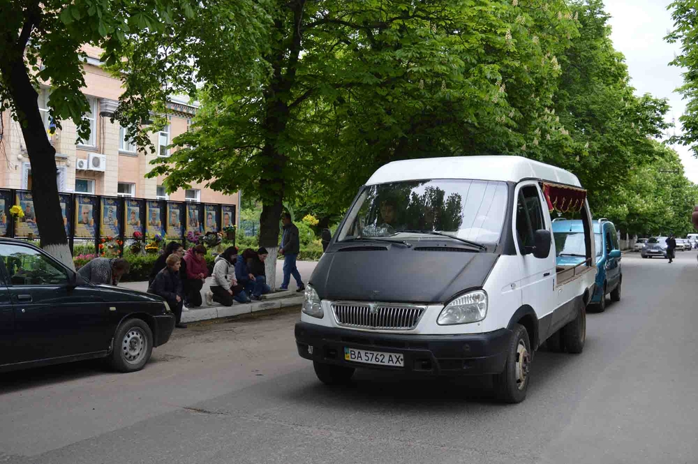 Фото до матеріалу: В Олександрівці провели в останню путь загиблого військового (фото)