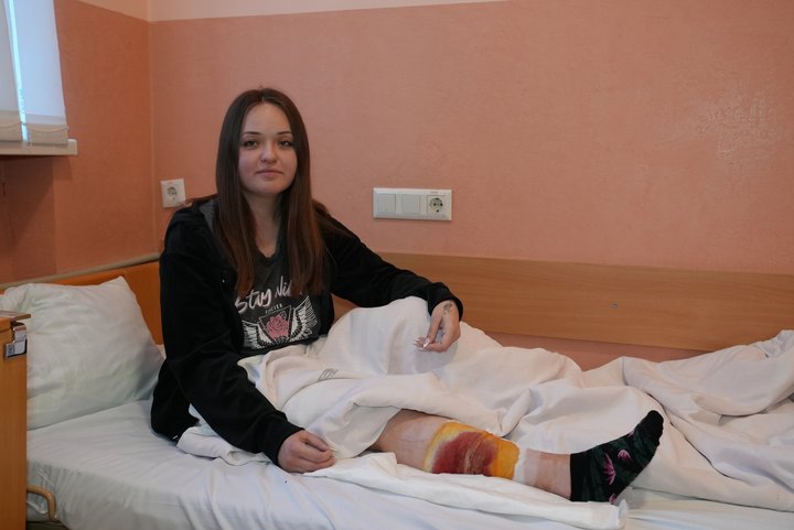 Фото до матеріалу: Жінка рятувала працівницю Суспільного поясом після обстрілу в Івано-Франківську