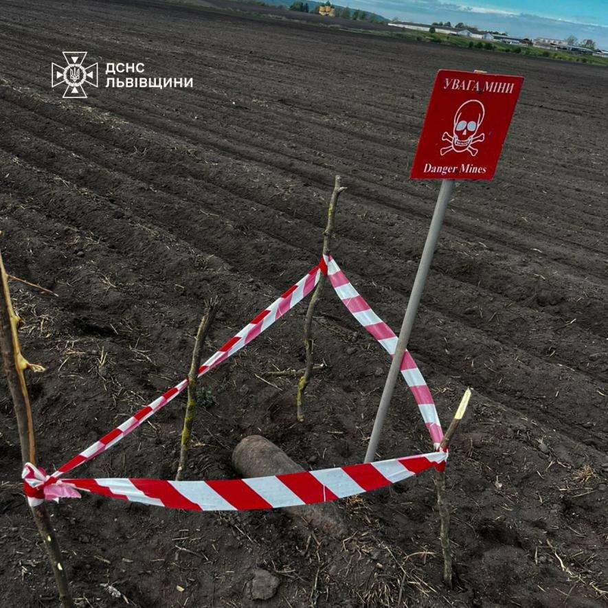 Фото до матеріалу: На Львівщині в полі поблизу Княжого виявили небезпечний снаряд часів Другої світової війни