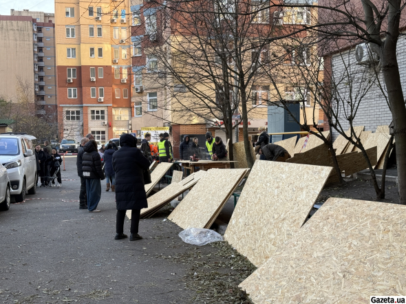Фото до матеріалу: Масована атака на Київ: дев'ять районів столиці постраждали, у Деснянському тривають пошуки