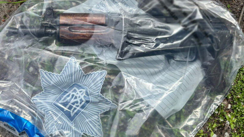 Фото до матеріалу: Затримано торгівця зброєю в Черкасах: автомат і тротил за 10 тисяч гривень