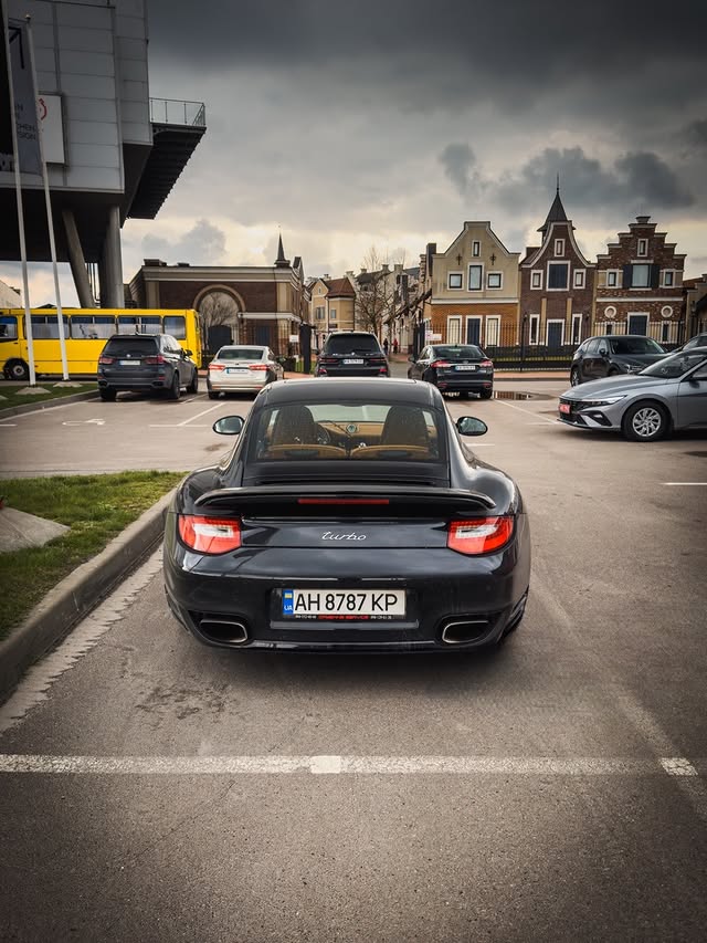 Фото до матеріалу: Рідкісний Porsche 911 Turbo покоління 997.2 з'явився на парковці в Києві