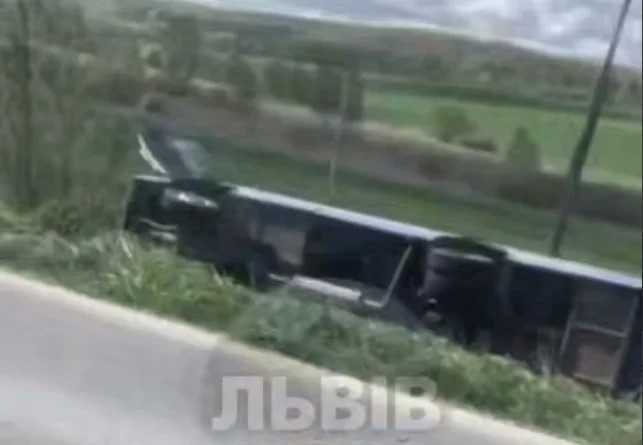 Фото до матеріалу: На Львівщині біля Перемишлян перекинулася маршрутка