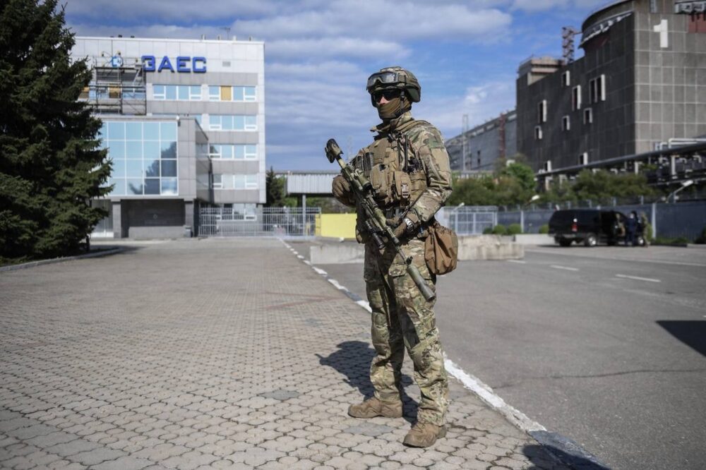 Фото до матеріалу: Російський дрон завдав удару по лабораторії радіаційного контролю ЗАЕС