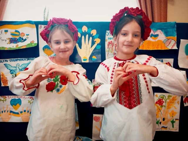 Фото до матеріалу: Виставка дитячих малюнків до Дня Соборності у Петрівці.