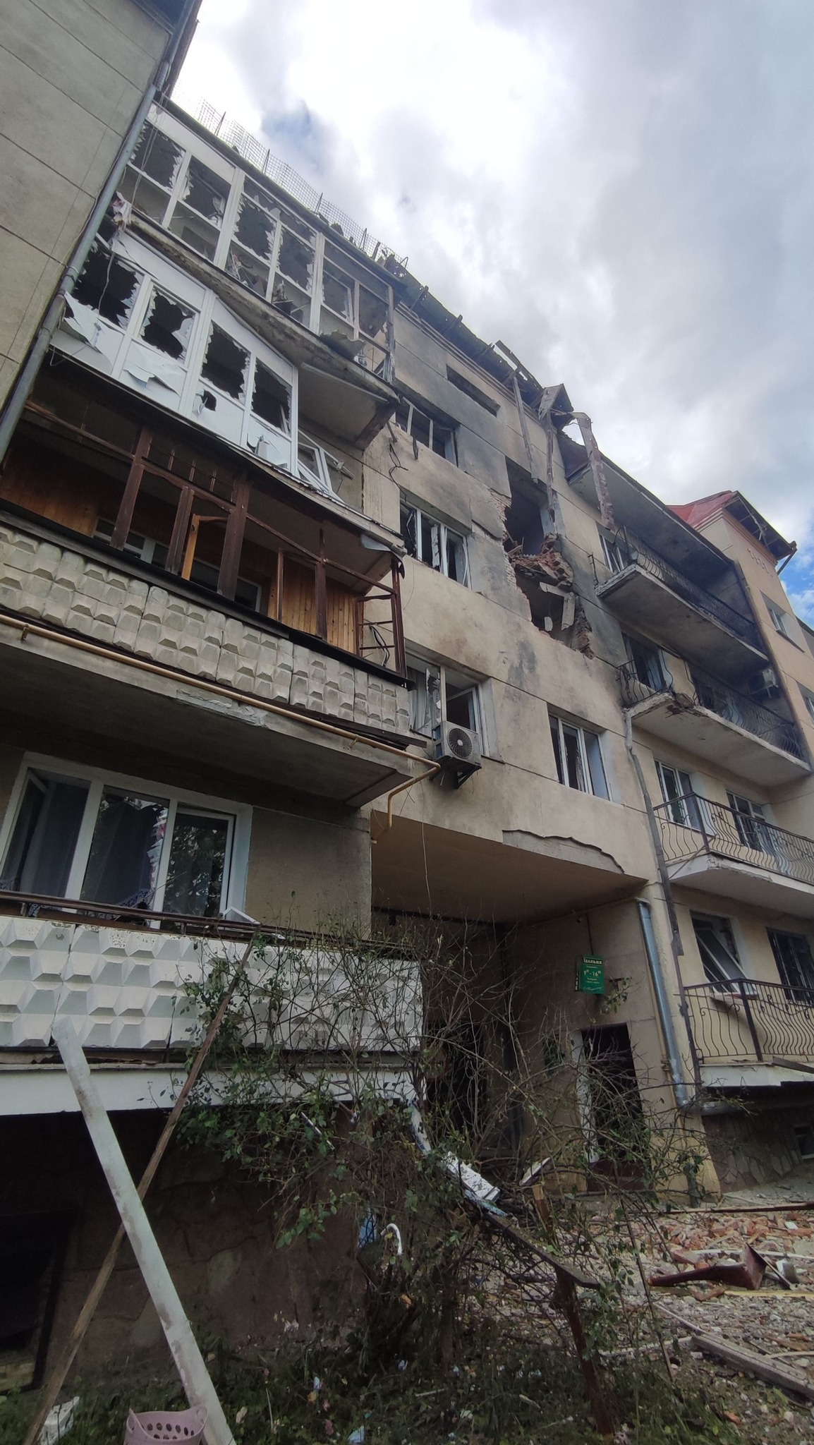 Фото до матеріалу: Другий приліт дронів на одній вулиці Івано-Франківська: квартира в склі