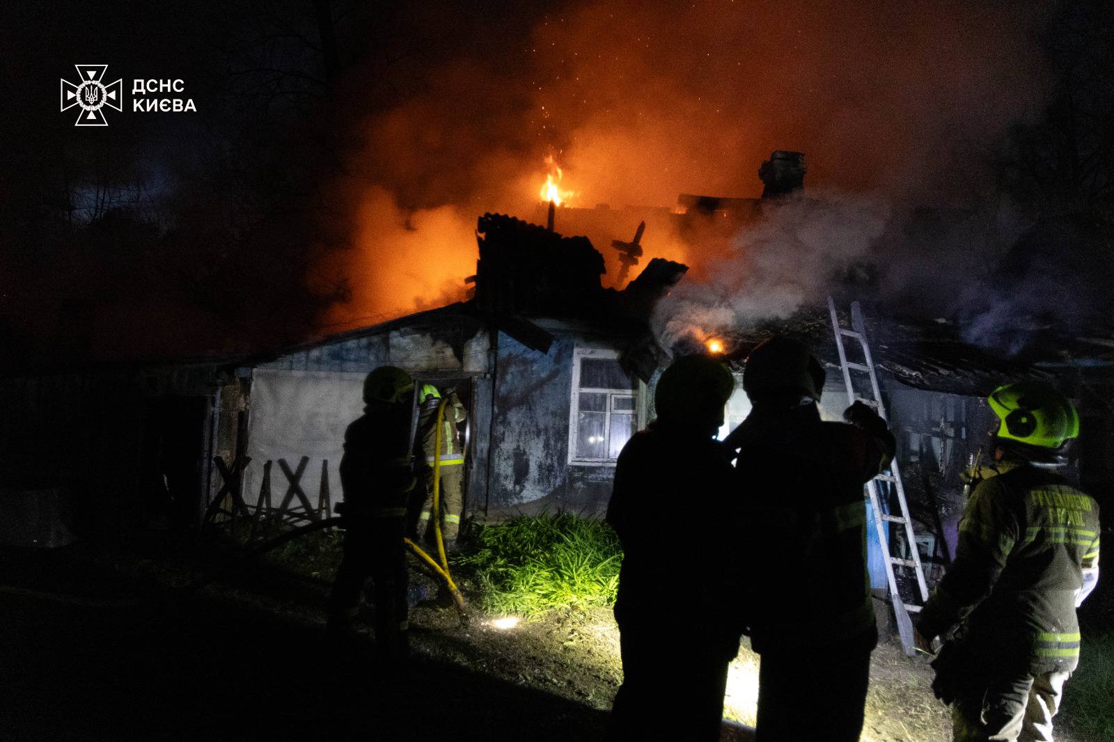 Фото до матеріалу: Три приватні будинки згоріли на Оболоні: жертв немає