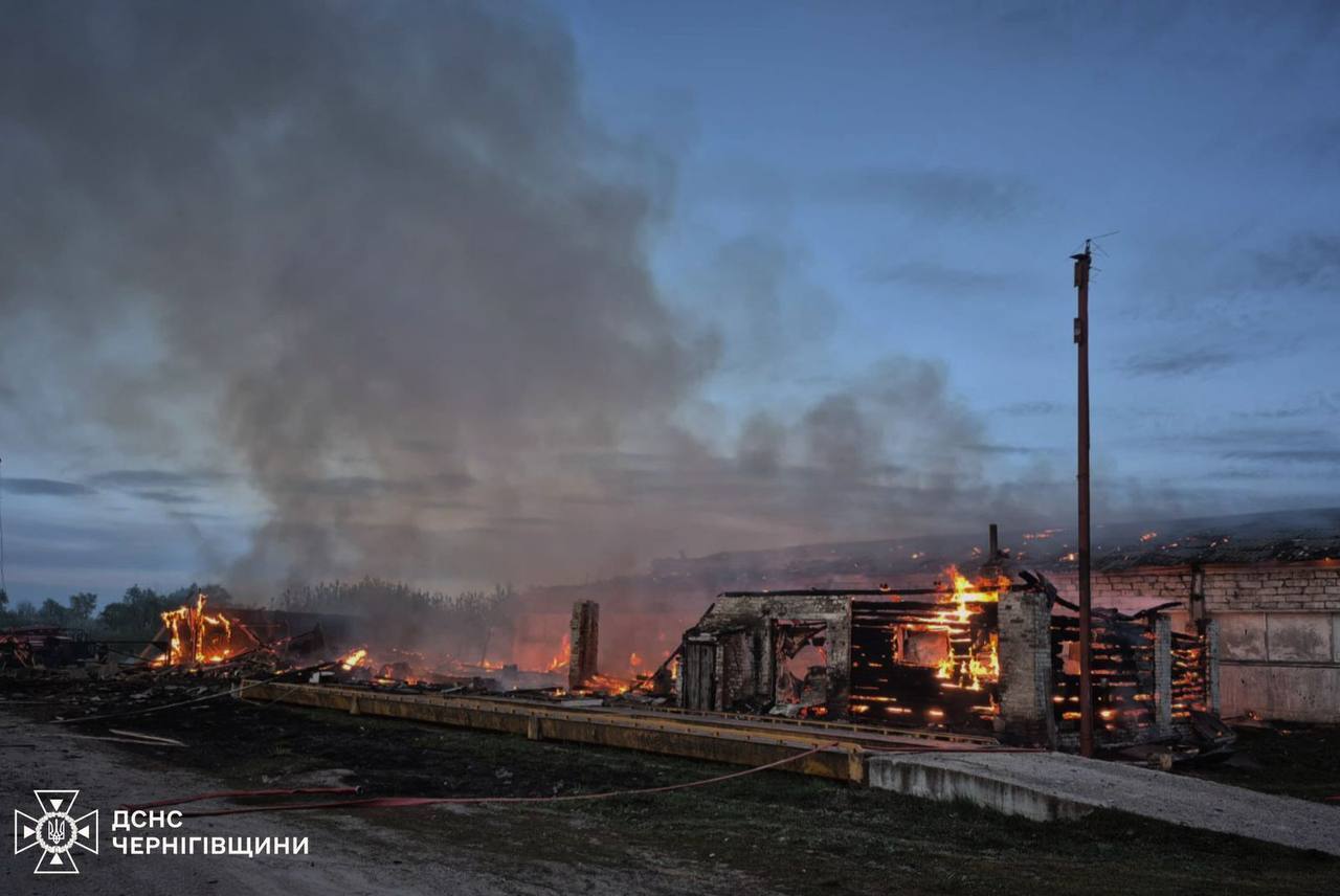 Фото до матеріалу: Росія атакувала Україну балістичною ракетою та 43 дронами: ППО знищило 34 цілі