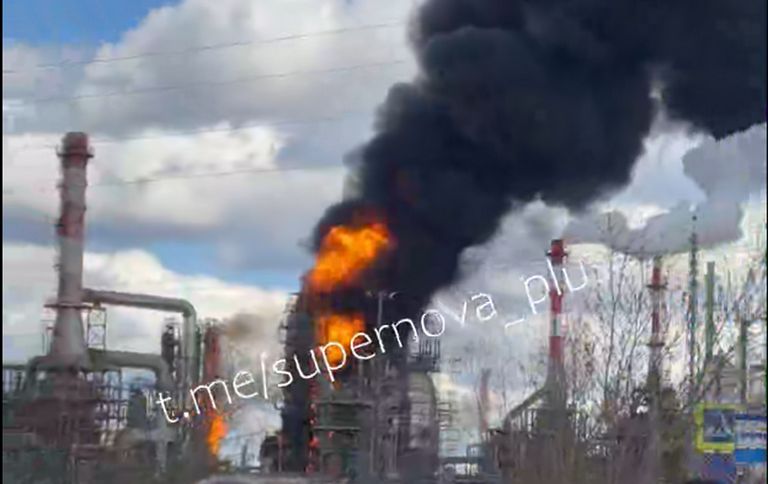 Фото до матеріалу: Українські дрони завдали критичного удару по НПЗ у Пермі: зупинено переробку нафти