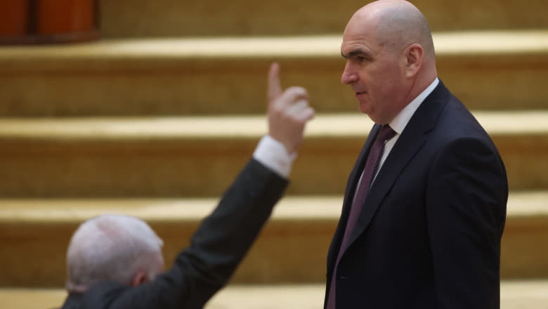 Фото до матеріалу: Політична криза в Румунії: парламент вирішує долю уряду Боложана