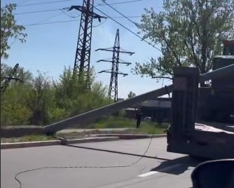 Фото до матеріалу: На Пісочній впала опора: рух обмежено, фури зупинились (відео)