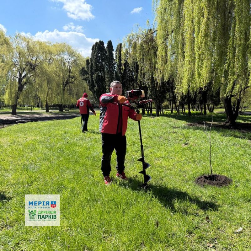 Фото до матеріалу: Ветерани та військові висадили дерева у парку Перемоги у Черкасах