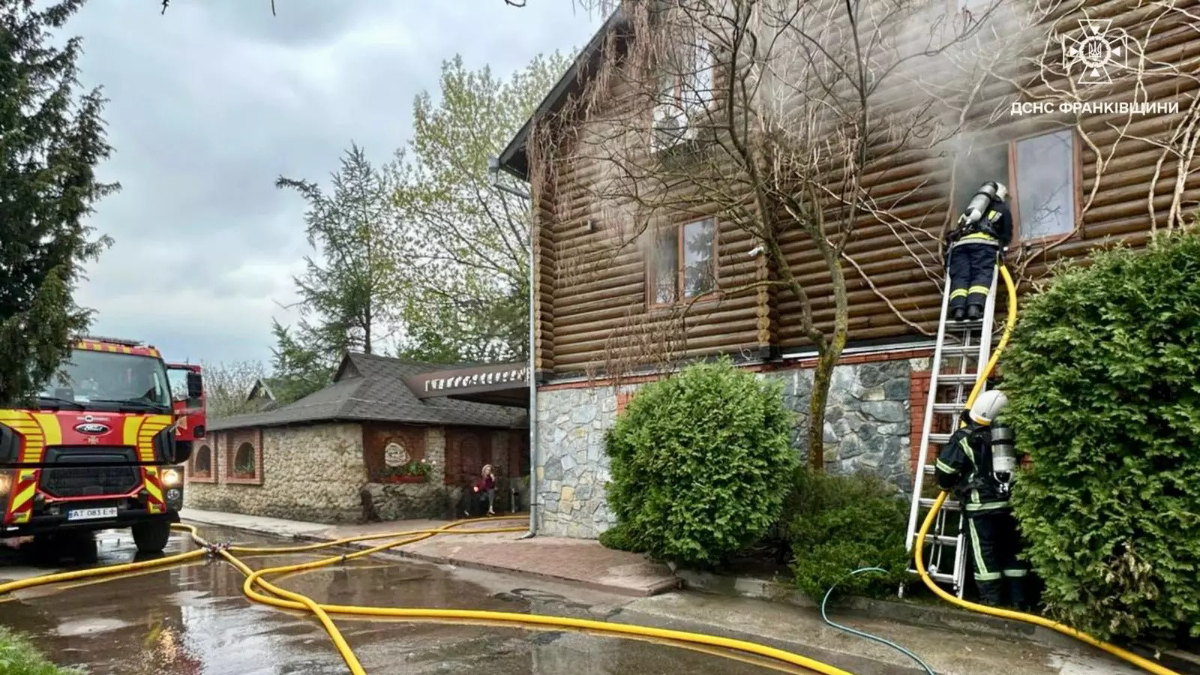 Фото до матеріалу: У Калуші на Прикарпатті згоріла сауна в готельно-ресторанному комплексі