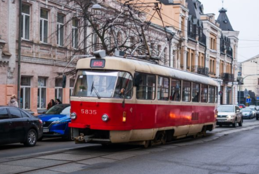 Фото до матеріалу: Водій трамвая в Києві зупинив рух, щоб допомогти літньому пасажиру