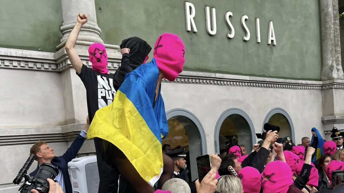 Фото до матеріалу: Активістки FEMEN та Pussy Riot зі скандалом виступили біля російського павільйону на Венеційській бієнале