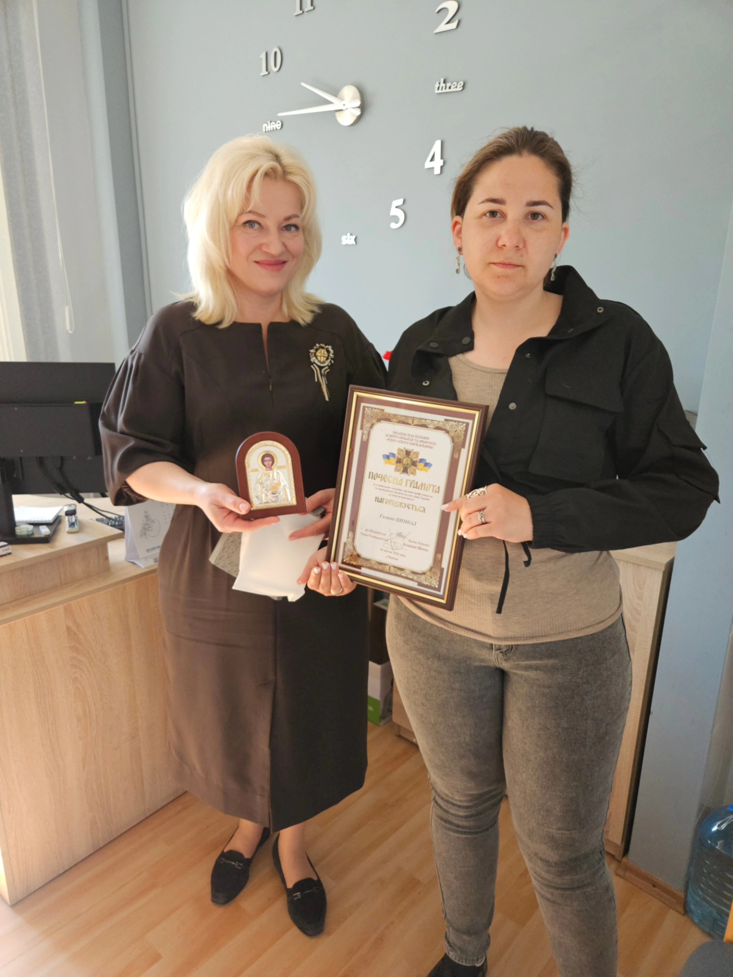 Фото до матеріалу: Героїчна медсестра з Канева нагороджена грамотою Ордену Святого Пантелеймона