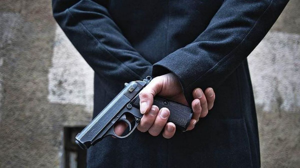 Фото до матеріалу: Чоловік з іграшковим пістолетом налякав дітей у львівській школі