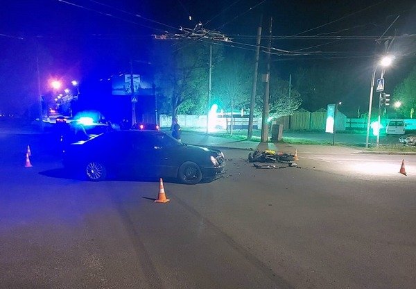 Фото до матеріалу: У Черкасах мотоцикліст потрапив до лікарні після зіткнення з Mercedes