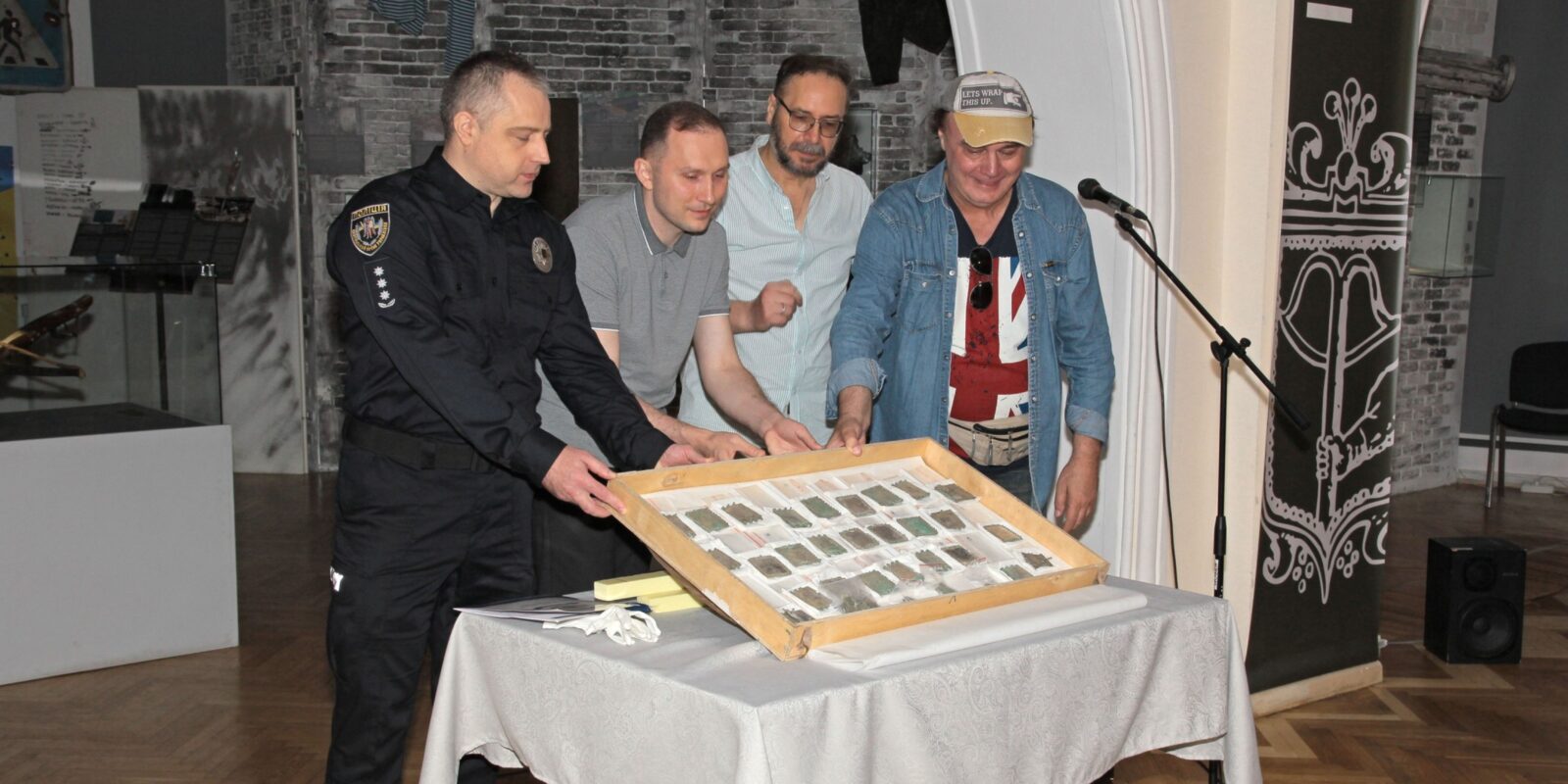Фото до матеріалу: На Хмельниччині врятовано унікальний срібний пояс III століття