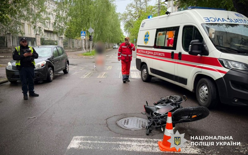 Фото до матеріалу: У Кременчуці автомобіль зіткнувся з електровелосипедом: двоє підлітків травмовані