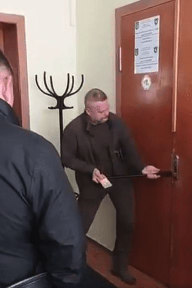 Фото до матеріалу: У Кіцмані тривають бої за владу: голова громади зайшов до кабінету силою