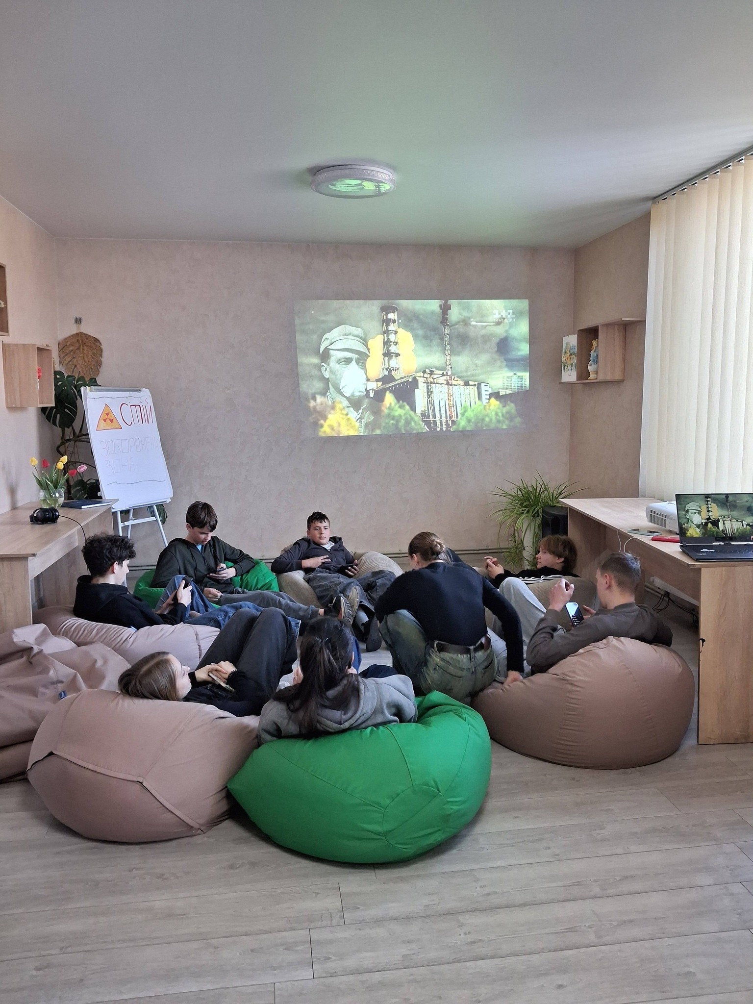 Фото до матеріалу: В Шацьку юнаки та дівчата обговорили уроки безпеки на фоні 40-річчя Чорнобиля