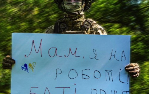Фото до матеріалу: Військові та поліцейські щемливо привітали своїх матерів зі Днем матері
