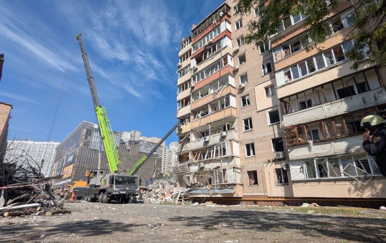 Фото до матеріалу: Удар по Дарницькому району: знищено під'їзд дев'ятиповерхівки та торгівельний центр