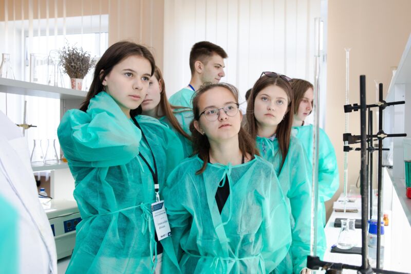 Фото до матеріалу: Жива наука у дії: ліцеїсти ЗУНУ провели власні експерименти