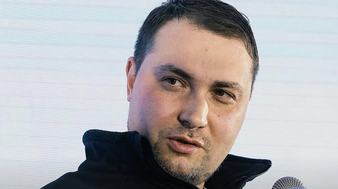 Фото до матеріалу: Дар'я Трегубова в яскравому плащі прогулялася з собакою по Києву