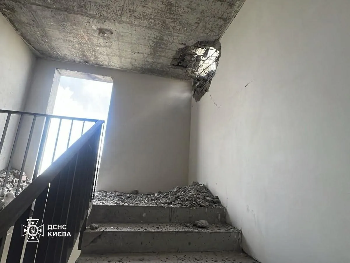 Фото до матеріалу: Київ атакували ворожі дрони: є влучання в будівлю і постраждалі через падіння уламків. Усі подробиці та фото