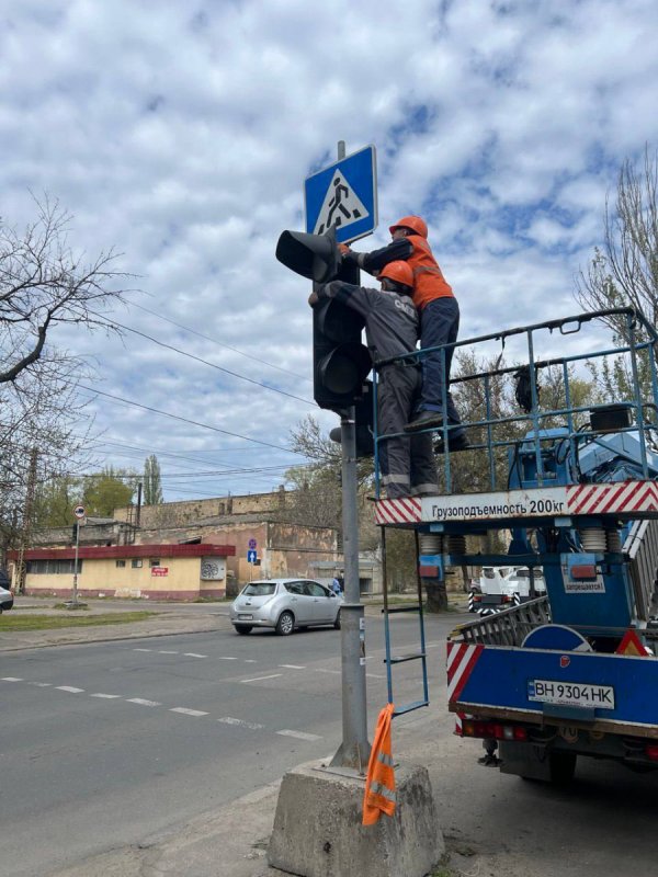 Фото до матеріалу: В Одесі відновили роботу чотири світлофори та встановили нові знаки на тротуарах