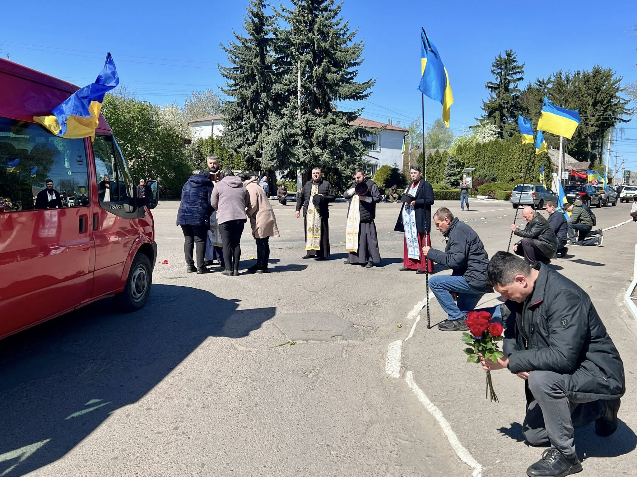 Фото до матеріалу: Живий коридор пам'яті у Демидівці: громада попрощалася з Василем Охримчуком